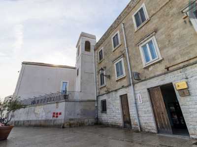 Per ammirare la facciata posteriore del palazzo ci spostiamo su via Venezia, la strada della Muraglia